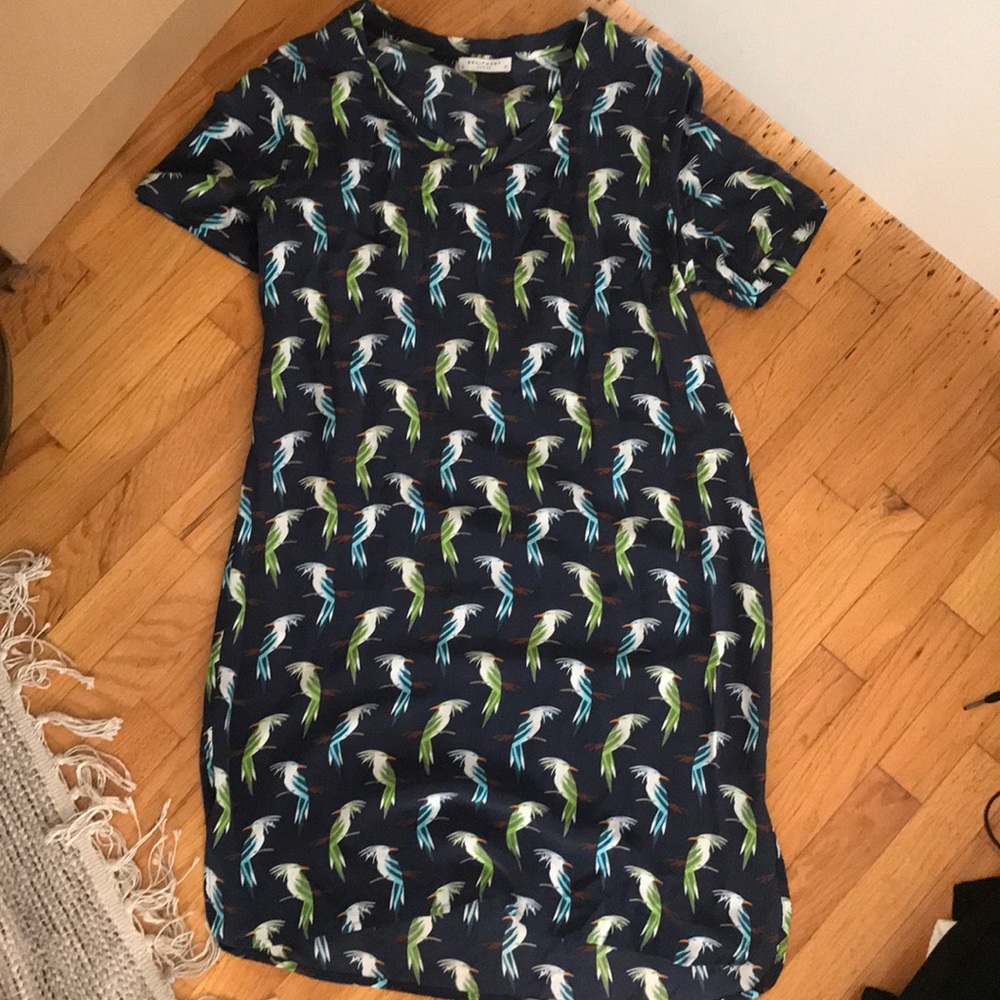 Short sleeve silk dress with birds all over.